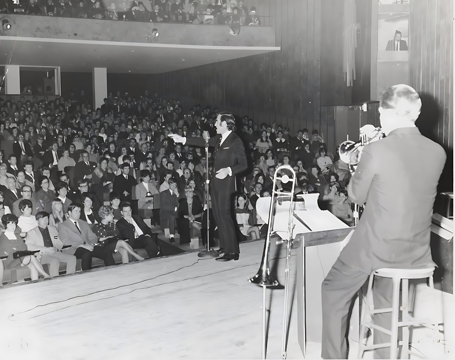 Aznavour vers 1964 (Fonds d'archives du Service des communications de l'UdeS)